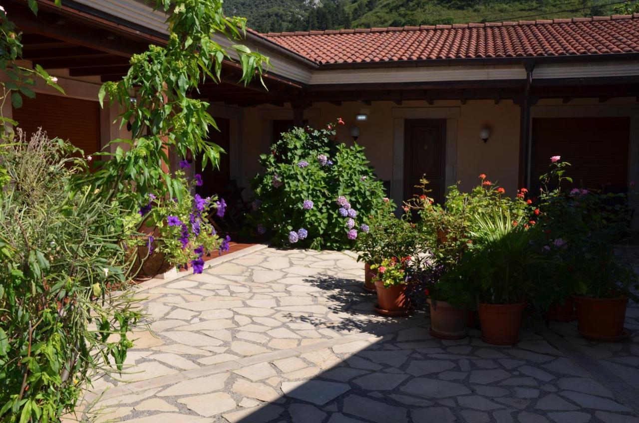 Hotel Arenas De Cabrales- Apartamentos Екстер'єр фото
